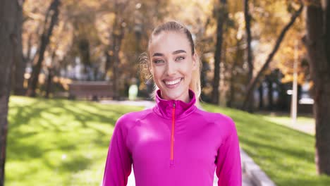 mujer sonriendo en el parque
