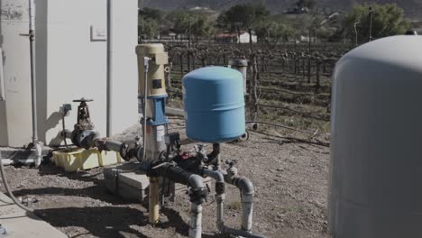 sistema de hidrobombeo y tanques de viñedos de vino en california