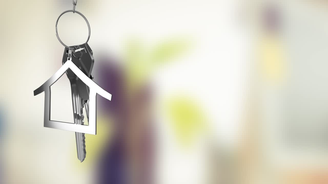 Animazione di portachiavi a forma di casa in argento e chiave che pendono su interni sfocati con spazio per il testo.