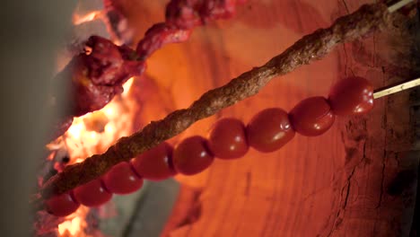 Zubereitung-Von-Kofta-Mit-Fleisch-Und-Gerösteten-Tomaten-In-Einem-Traditionellen-Feuerofen