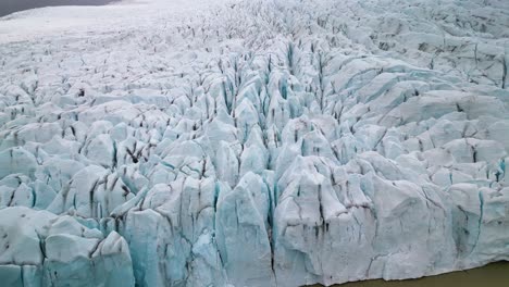 vista de pájaro de las grietas en el glaciar de marea