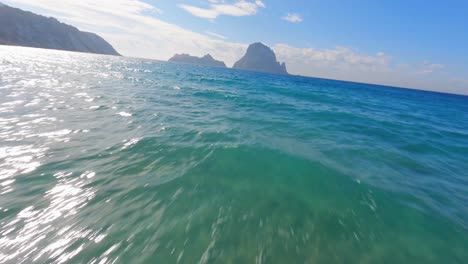 Vista-Aérea-Fpv-Volando-Sobre-El-Agua-Hacia-Las-Islas-Es-Vedra-Y-Vedranell-Frente-A-La-Costa-De-Ibiza