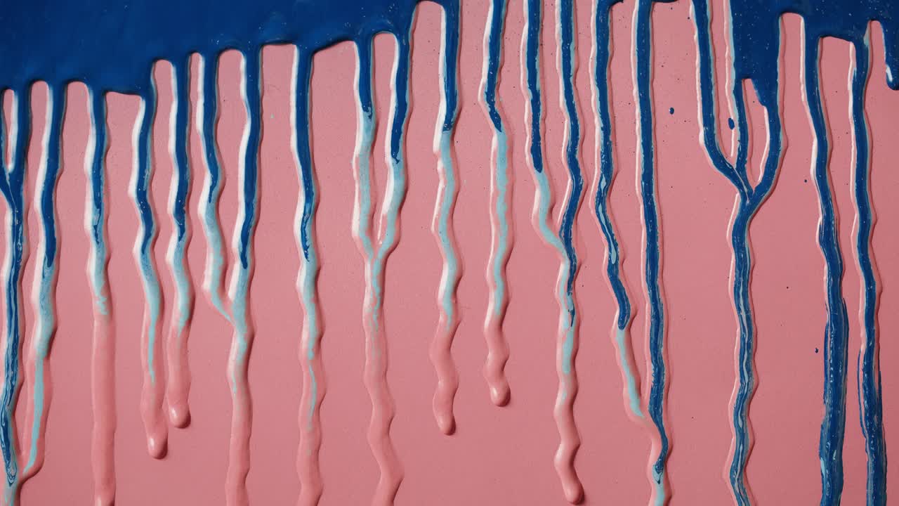 Vernice Blu e Azzurra che Cola su una Superficie Rosa