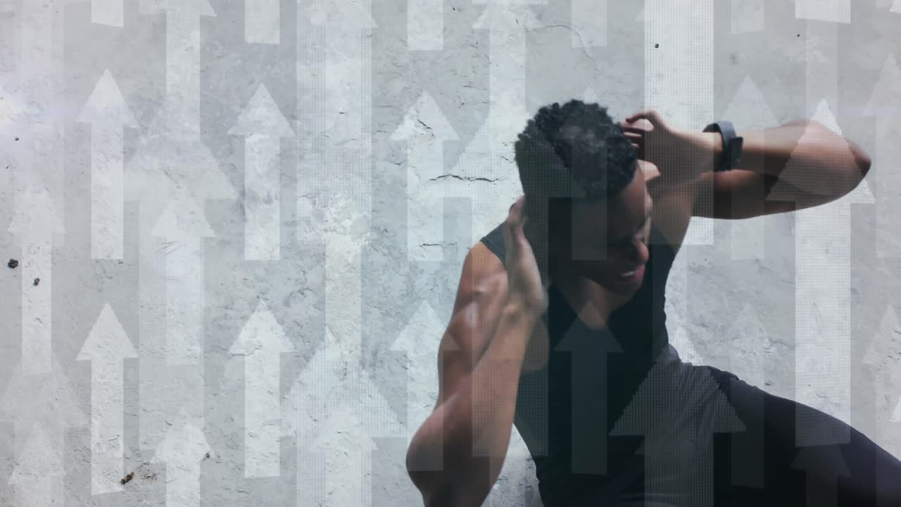 체육관에서 크런치 운동을 하는 아프리카계 미국인 남자를 상대로 여러 개의 화살표