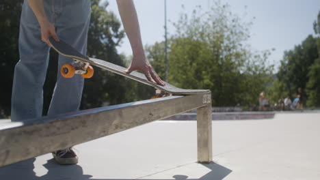 un ragazzo che spiega un trucco al suo amico allo skatepark.