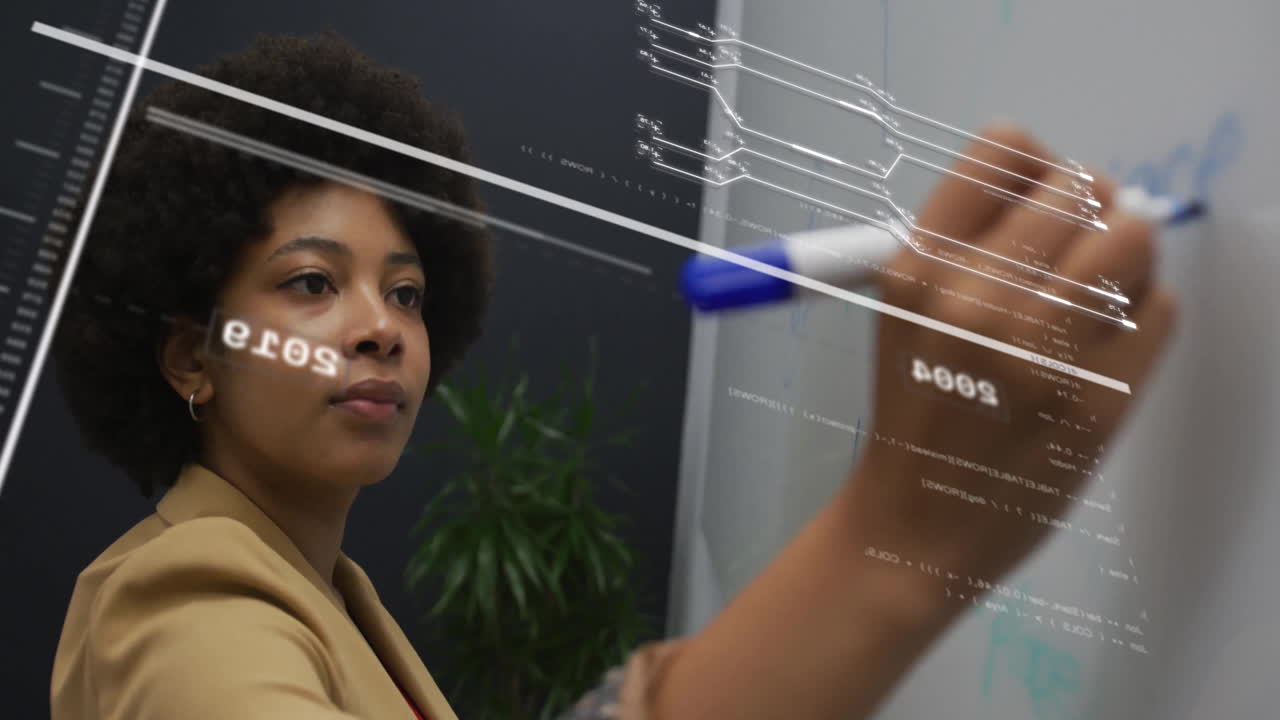 animación del procesamiento de datos financieros sobre una mujer de negocios biracial en la oficina