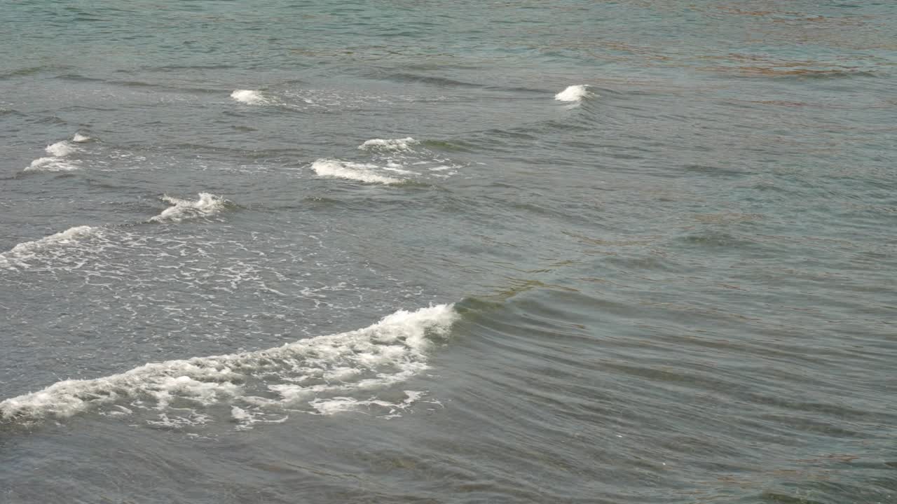 바다의 파도가 뒤쪽으로 향하고 있습니다.