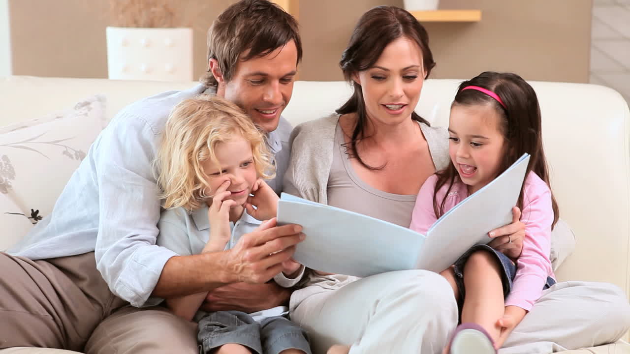 Famiglia sorridente che legge un libro