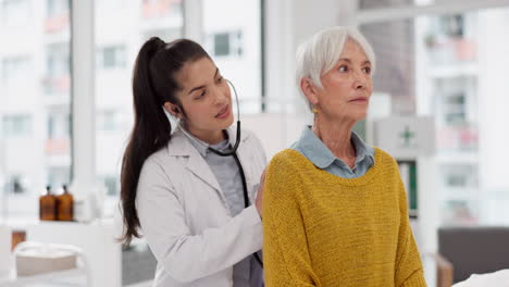 Consulta,-Escucha-O-Médico-Con-Un-Viejo