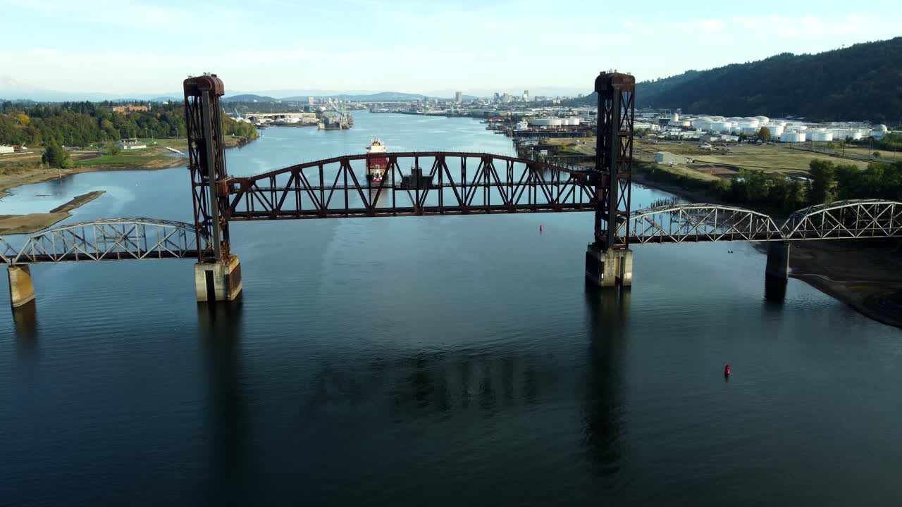 미국 포틀랜드의 세인트 존스 트레인 브릿지 (st. john's train bridge) 2024년 10월 10일 - 드론이 화물선 위를 날아다니며 세인트 존스트레인 브리지 (bnsf) 에 접근하고 있다.