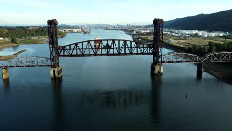estados unidos, o portland, puente de tren de san juan, 2024-10-10 - avión no tripulado volando sobre un buque de carga que se acerca al puente de trenes de san juan (bnsf) con el puente levantado