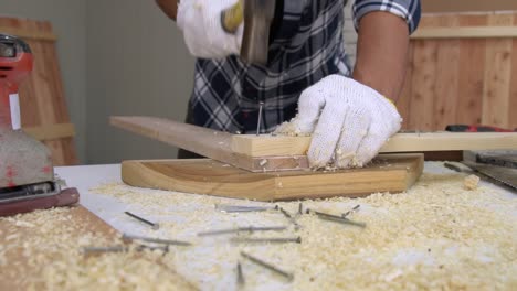 Tischler-Arbeitet-In-Der-Werkstatt-An-Holzhandwerk