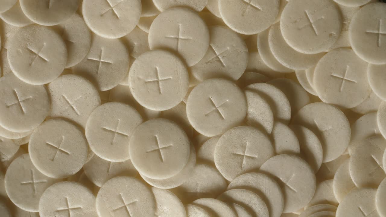 las hostias de la comunión panes sacramentales girando girando plana vista superior