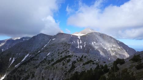 Vista-Aérea-Hacia-El-Trono-De-Zeus-En-El-Parque-Nacional-Del-Monte-Olimpo-En-Grecia