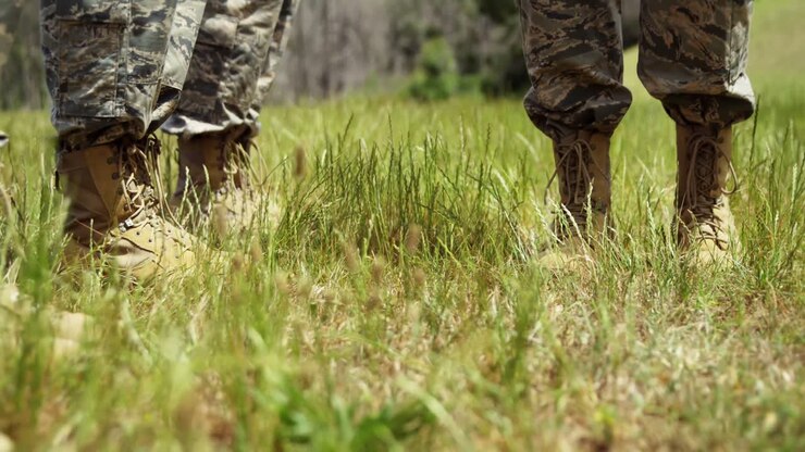 Istruttore militare che allena truppe militari 4k