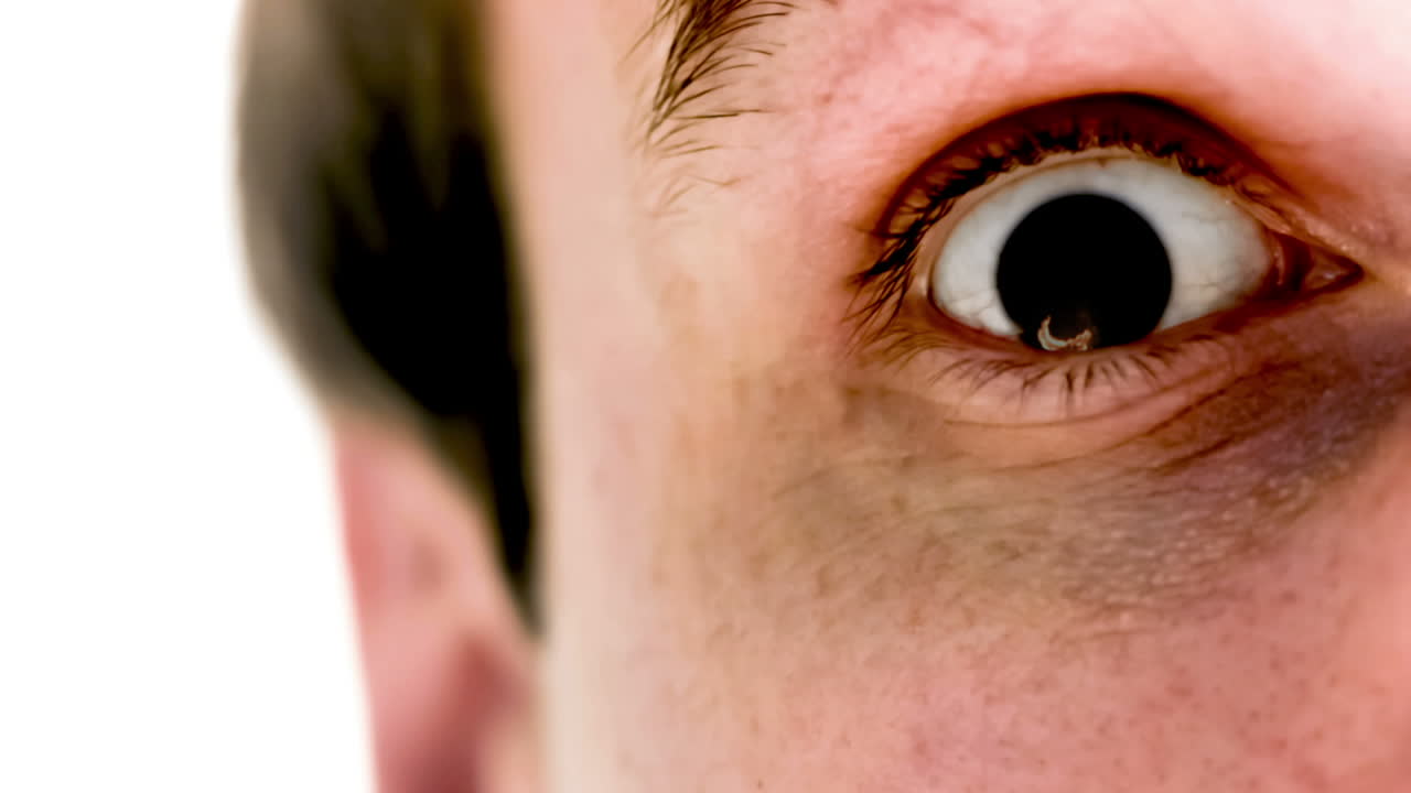 그의 눈에 불꽃이 있는 남자가 느린 동작으로