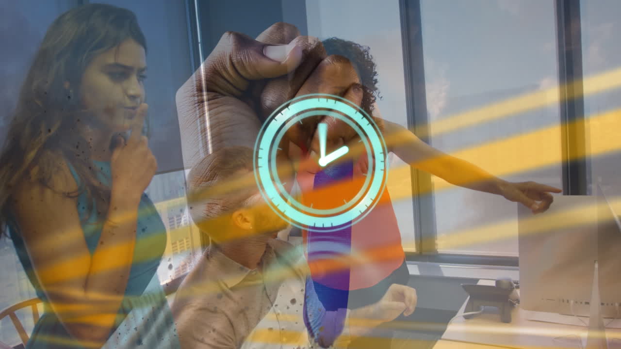 animación de reloj en movimiento y senderos de luz sobre diversas personas de negocios en la oficina