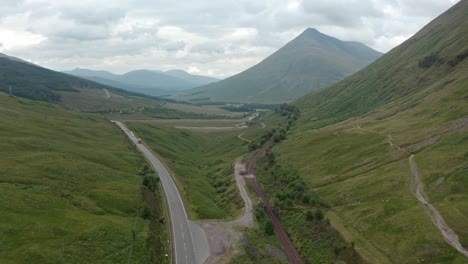 Dolly-Forward-Drohnenaufnahme-Von-Autos,-Die-Durch-Die-Schottischen-Highlands-Fahren