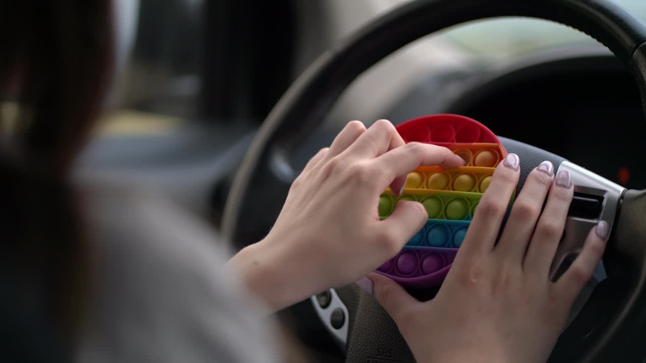 mujer usando pop o simple hoyuelo en el coche.