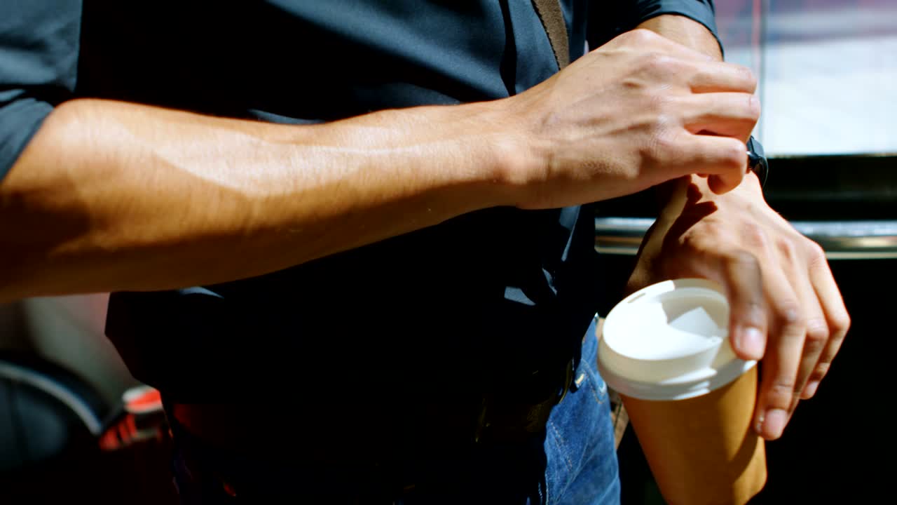 사무실 빌딩 4k에서 스마트 워치를 사용하는 남성 통근자