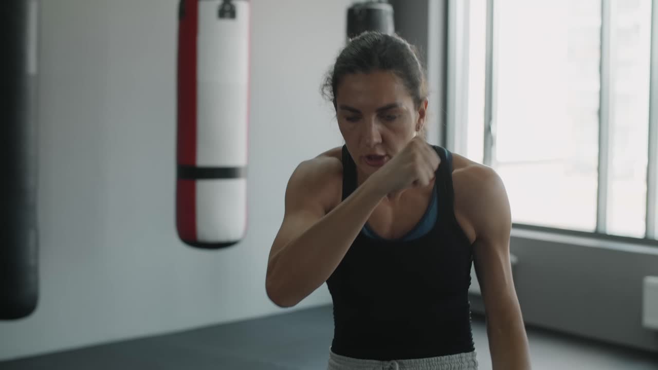 entrenamiento de boxeo femenino en el gimnasio