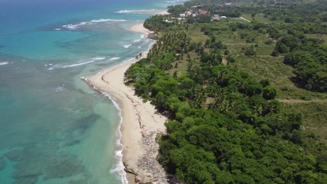 vista aérea de la pintoresca costa cerca de perla marina en cabarete en la costa norte de la república dominicana