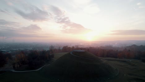 Luftaufnahme-Eines-Fußballspielers,-Der-Bei-Frühem-Sonnenaufgang-Auf-Dem-Aussichtspunkt-Fähigkeiten-übt