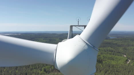 Spinning-blades-of-wind-turbine-on-wind-park-in-countryside,-close-drone-view
