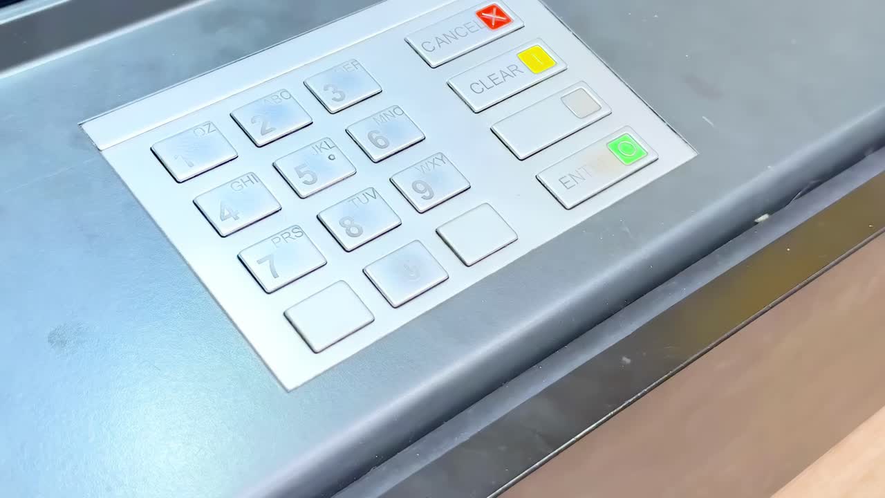 persona que ingresa el pin en el cajero automático