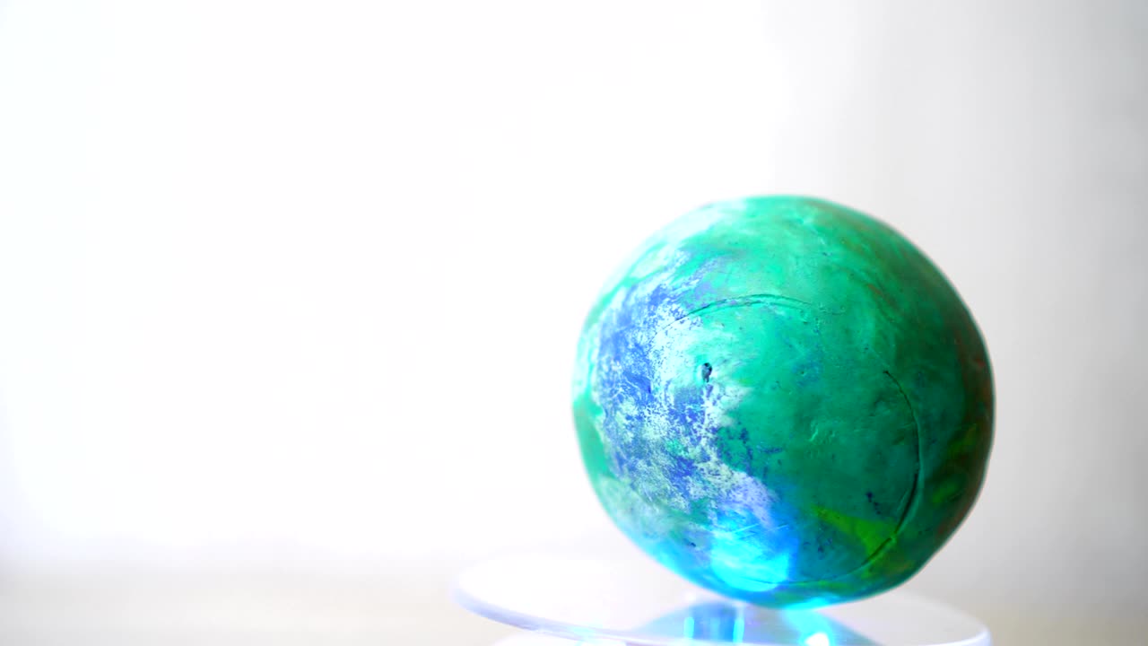 회전, 회전하는 세계, 회색 배경의 세계 생태학을 만드는 점토 지구 지구 모델.