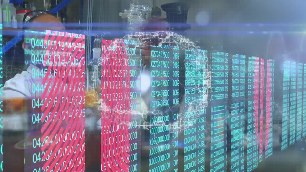 animación del cerebro digital y el procesamiento de datos sobre un científico masculino biracial que trabaja en el laboratorio