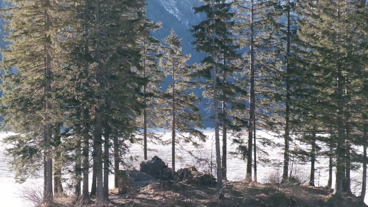 lago del predil, tarvisio - italia un lago alpino congelado en un paisaje de montaña de cuento de hadas de invierno cubierto de nieve