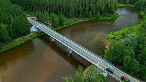 Luftaufnahme-Der-Straßenbrücke-über-Den-Fluss-Durch-Einen-Wald,-Europa