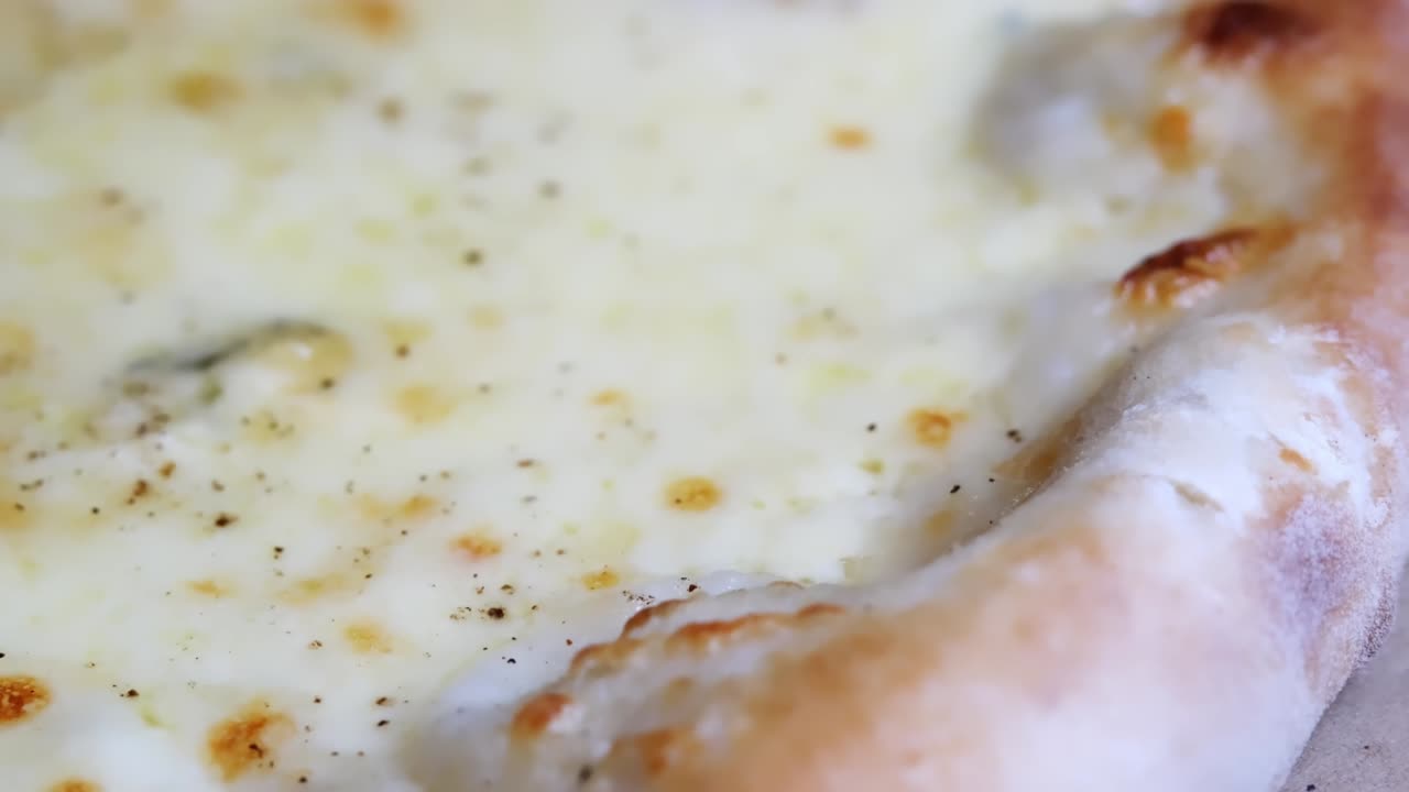 la superficie de una pizza recién horneada. pizza cubierta con una capa gruesa de queso.
