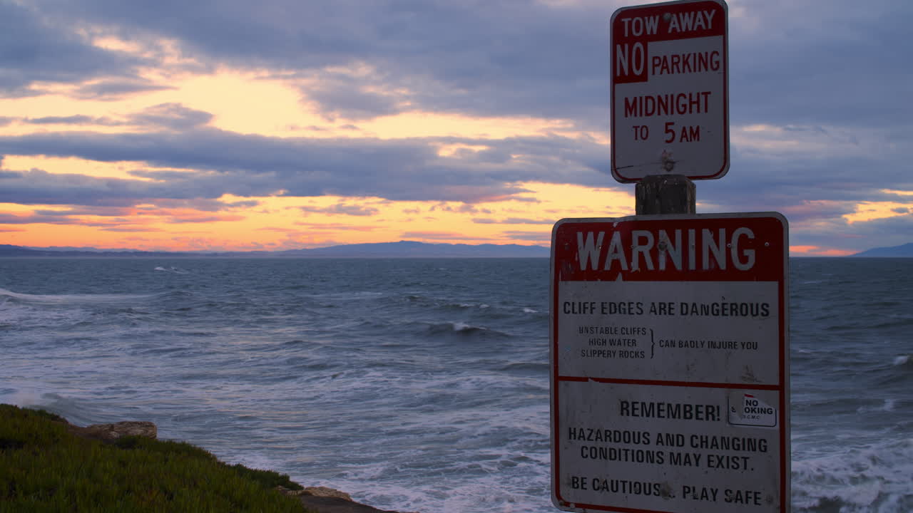 저녁 동안 바다 근처에서 위험 신호의 저속 촬영