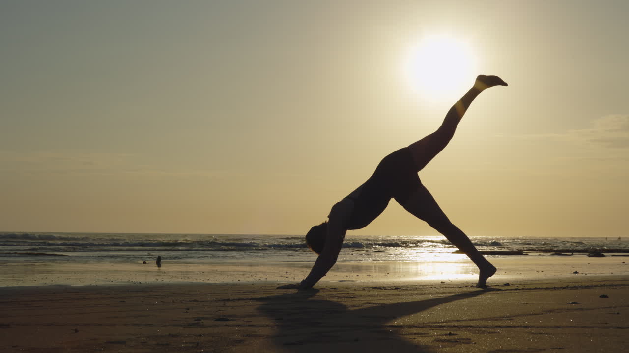 Yoga in spiaggia al tramonto