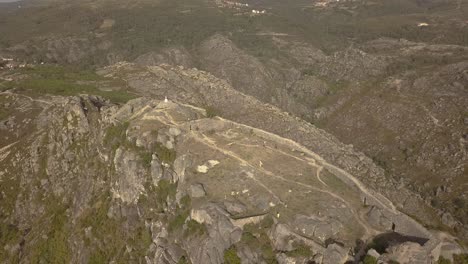 castillo y pueblo de castro laboreiro, portugal ancianos ruinas del castillo, edad medieval, valle del río, río seco
