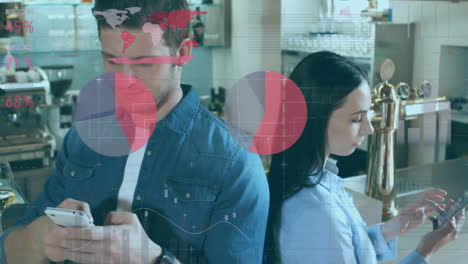animación de procesamiento de datos estadísticos contra un hombre y una mujer caucásicos que usan teléfonos inteligentes en un bar