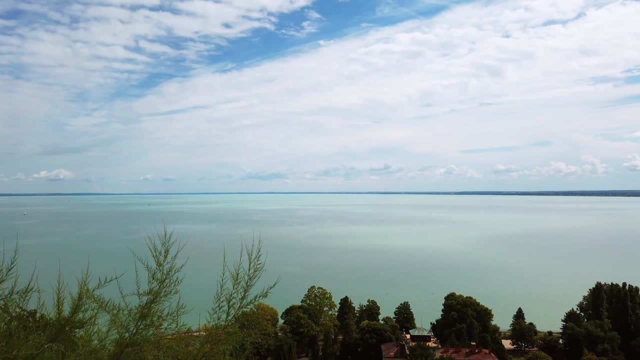 impresionante video de lapso de tiempo de hungría, península de tihany, pasando de la parte norte a la parte sur del lago balaton en un día nublado y ventoso