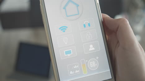 Frau-Hält-Smartphone-Mit-Smart-Home-App-In-Der-Hand,-Alle-Funktionen-Zur-Steuerung-Von-Temperatur,-Licht,-Unterhaltung-Und-Sicherheitssystemen