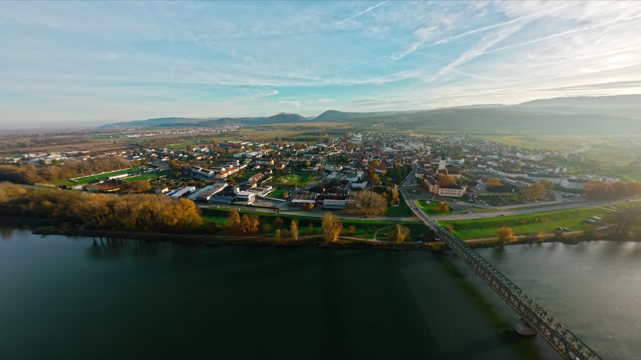 toma aérea suave de la soleada ciudad de mautern durante una tarde de otoño