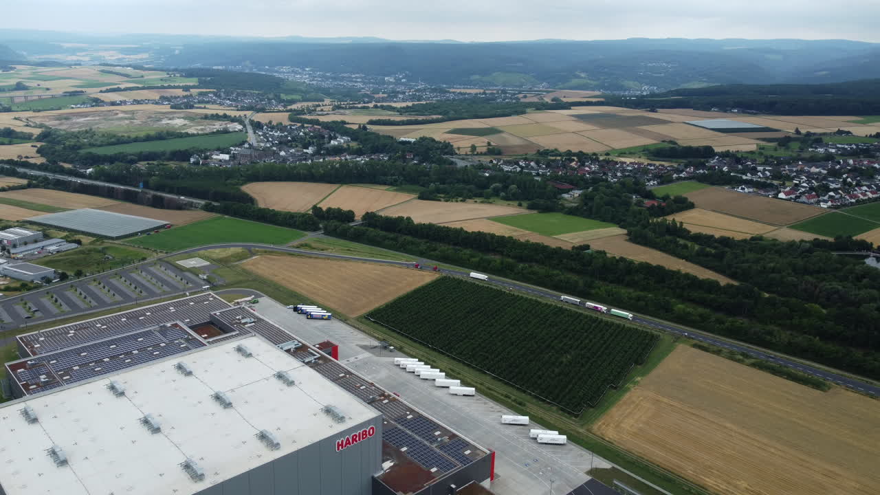 vista aérea de la fábrica del puerto con el paisaje circundante