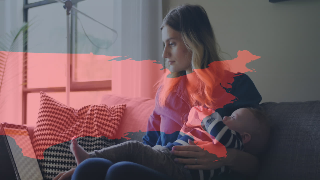 светлые следы над картой мира против женщины, держащей ребенка с помощью ноутбука дома