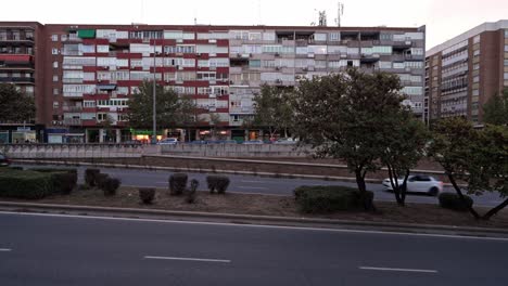 Paseo-De-La-Castellana-Straße-Und-Gebäude-In-Madrid-Bei-Sonnenuntergang-Vorderansicht-Mit-Vorbeifahrenden-Autos