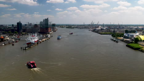 Drohnenflug-über-Der-Elbe-In-Hamburg-Mit-Der-Elbphilharmonie-Im-Hintergrund