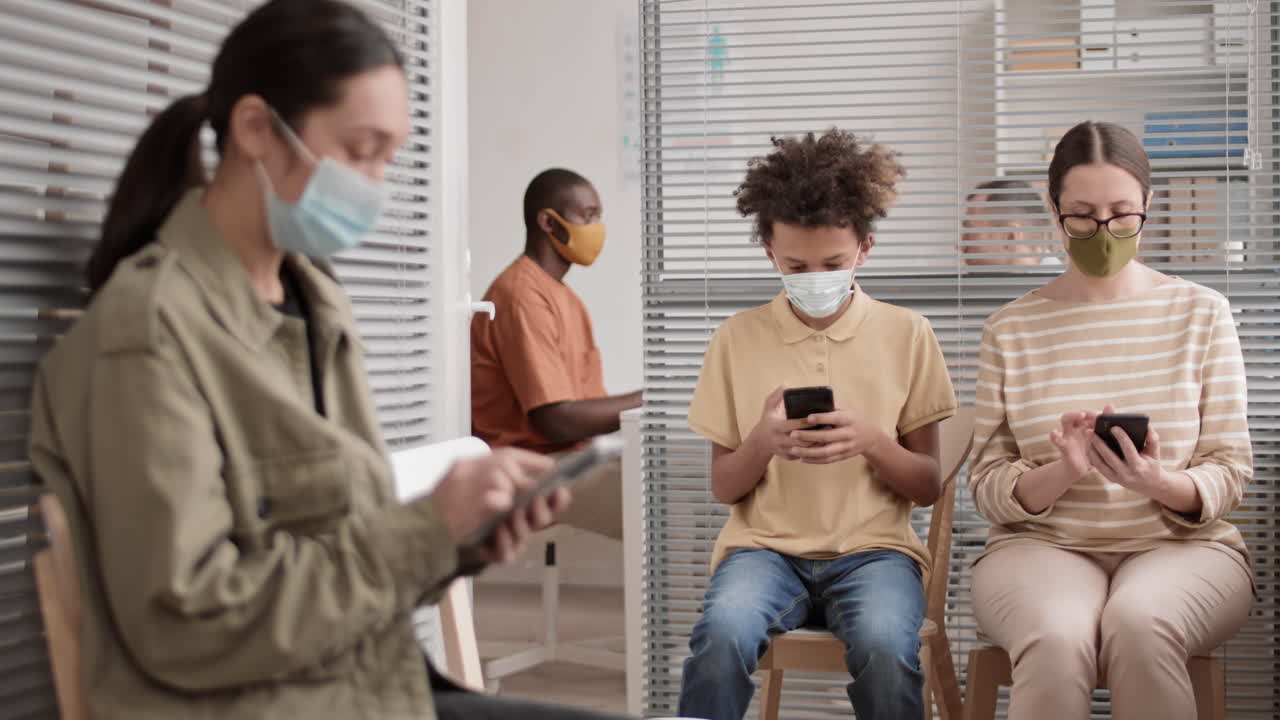 클리닉에서 차례를 기다리는 사람들