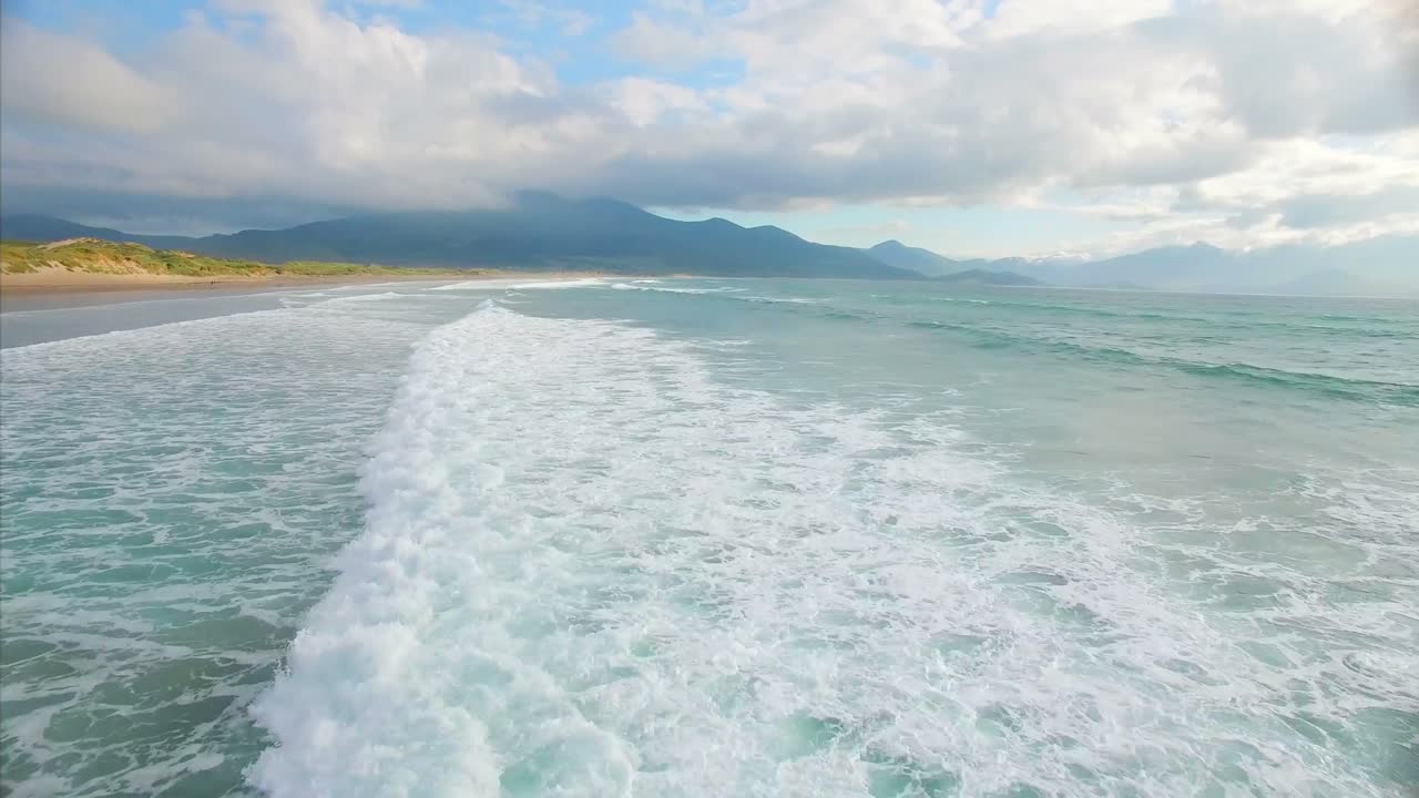 바다 연안에 도달하는 파도 4k