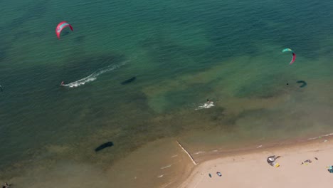 Un-Primer-Plano-De-Kitesurfistas-Desde-Un-Dron-En-La-Ciudad-De-Nin,-Croacia