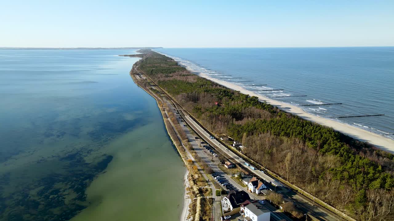 카즈니카 폴란드(kaznica poland)의 하얀 모자가 있는 파도와 잔잔하고 맑은 내륙 호수 사이를 여러 대의 자동차가 운전하는 아름다운 댐