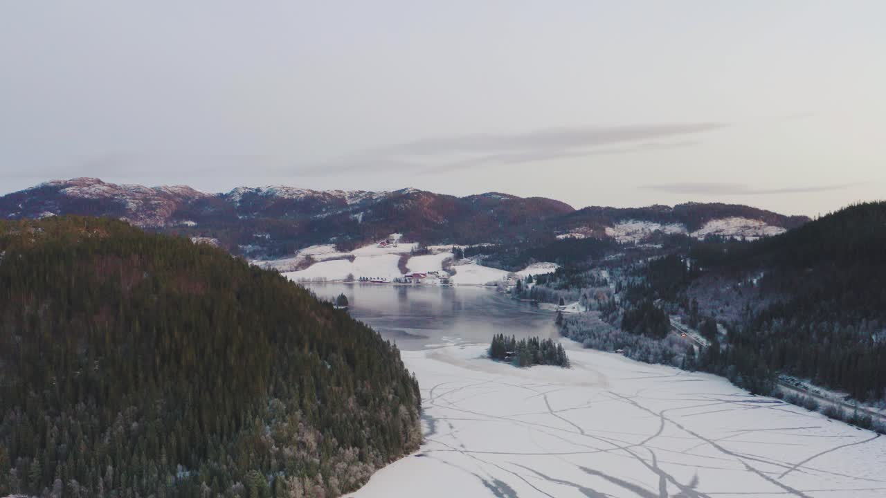 lago del norte con hielo y escarcha en la superficie del agua en invierno en noruega